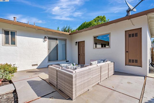 6976 Allegheny Dr, Dublin CA: https://media.crmls.org/mediaz/4010e405-452c-4810-9eb0-2268b4ae7d8c.jpg
