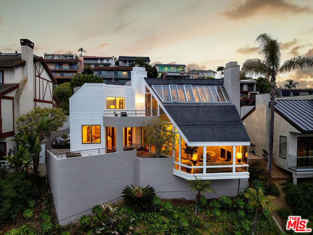 741 Marlin, Laguna Beach CA: https://media.crmls.org/mediaz/40111934-83b9-457d-87ac-9b92969bed6d.jpg