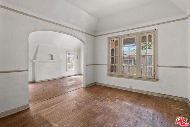 1925 19th Street, Santa Monica CA: https://media.crmls.org/mediaz/4011cfa6-d53a-4b92-9d1d-ccb26f658fdc.jpg