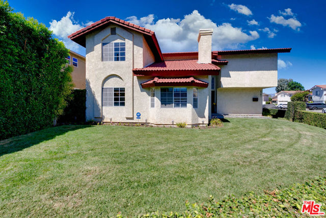 6347 Wynne Avenue, Tarzana CA: https://media.crmls.org/mediaz/40130bc8-6869-43b6-8a9c-96e0fd32e51f.jpg