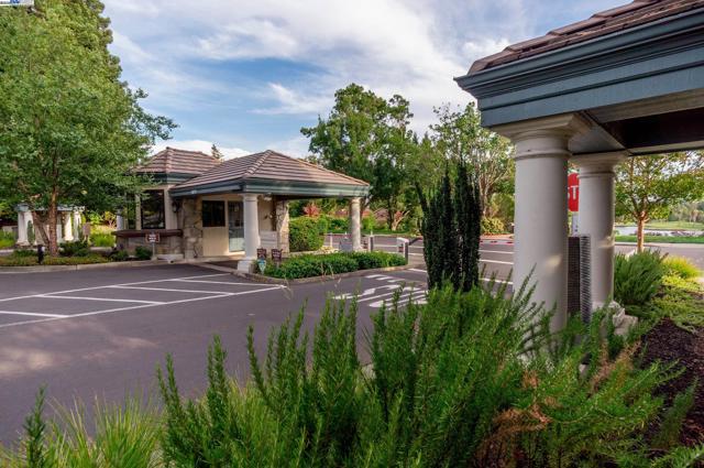 4009 W Lakeshore Drive, San Ramon CA: https://media.crmls.org/mediaz/40137101-051e-435c-aaa4-f61cc2e673ae.jpg