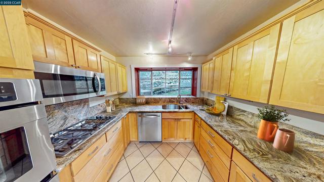 5716 Merriewood Drive, Oakland CA: https://media.crmls.org/mediaz/4014abc0-a3ac-46bc-af94-6f17f9101410.jpg