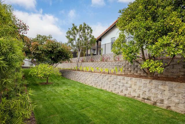 324 Avenida De Las Rosas, Encinitas CA: https://media.crmls.org/mediaz/40154299-23ee-481a-b8b7-73051187bb24.jpg