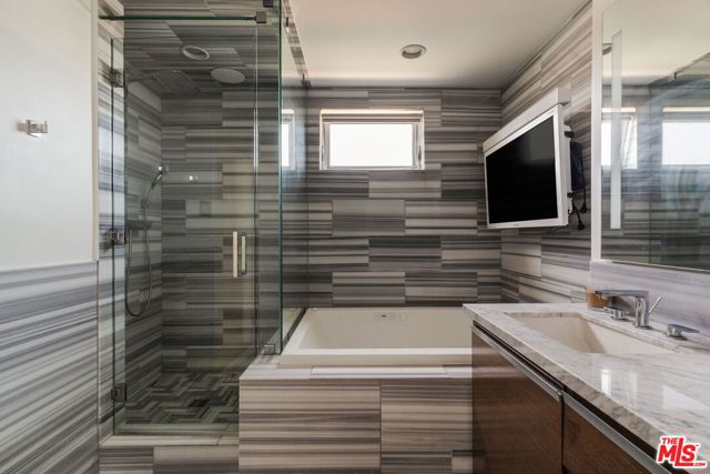 310 Washington Boulevard, Marina del Rey CA: https://media.crmls.org/mediaz/4015ba4a-c79b-4b39-a4d7-df78c8a1e7c3.jpg