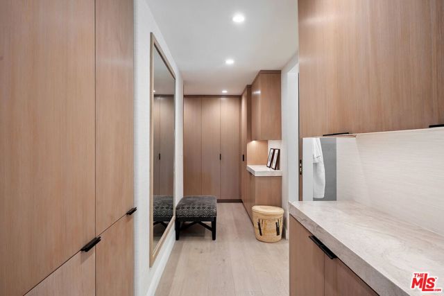7651 Willow Glen Road, Los Angeles CA: https://media.crmls.org/mediaz/4016093e-1c9d-4346-9770-5203e7d657e1.jpg