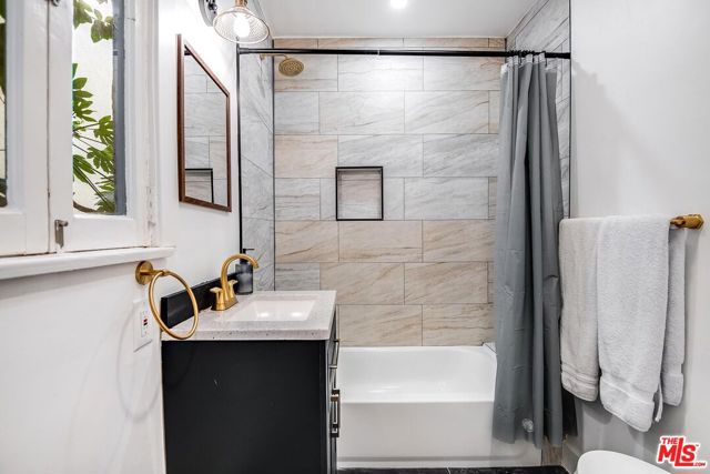 9622 Highland Gorge Drive, Beverly Hills CA: https://media.crmls.org/mediaz/4016a9a8-b693-4307-b081-12bc3477a393.jpg