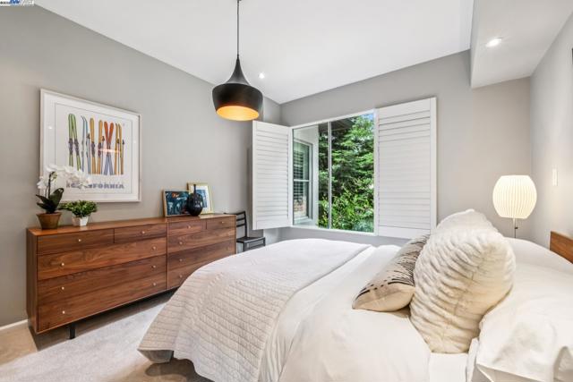 2005 TUNNEL RD, Oakland CA: https://media.crmls.org/mediaz/40176867-0c9b-4db3-9fa6-dc88fd492aa6.jpg
