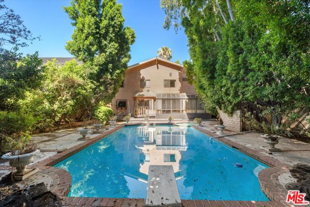 4560 Densmore Avenue, Encino CA: https://media.crmls.org/mediaz/4017a001-e4fc-4def-8299-0d6cb9e332d7.jpg