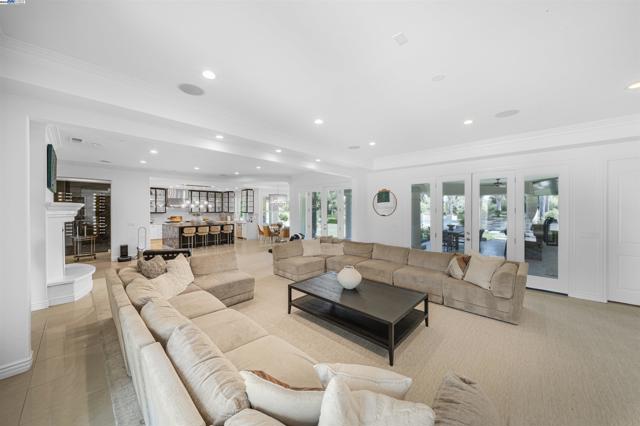 8324 Waterwell Way, Tracy CA: https://media.crmls.org/mediaz/4017d76c-aeff-4962-942f-112b2241d6a2.jpg