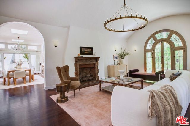 1900 N Serrano Avenue, Los Angeles CA: https://media.crmls.org/mediaz/4017fc87-4703-482d-b88a-5aa42f1e18c6.jpg