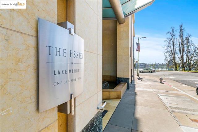 1 Lakeside Dr, Oakland CA: https://media.crmls.org/mediaz/4018ba25-a8d5-4a14-9795-e5914a8b198e.jpg