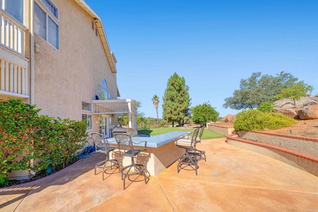 2173 Twisted Oak Ln Lane, Alpine CA: https://media.crmls.org/mediaz/4019fd99-bcbd-441c-9a8b-307c523561c7.jpg