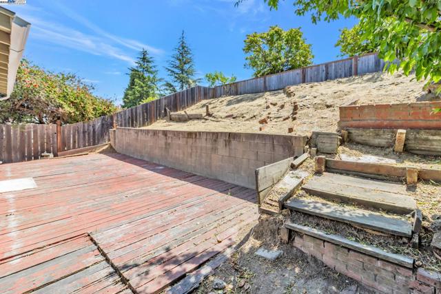 1290 Canterbury, Hercules CA: https://media.crmls.org/mediaz/401a2720-147b-40f9-ac92-7bee616fdbd4.jpg