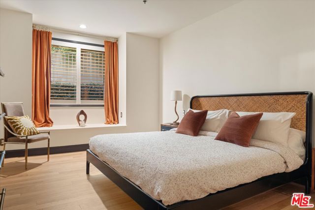 2222 N Beachwood Drive, Los Angeles CA: https://media.crmls.org/mediaz/401aa17b-0b42-447b-9505-f201ff851a20.jpg