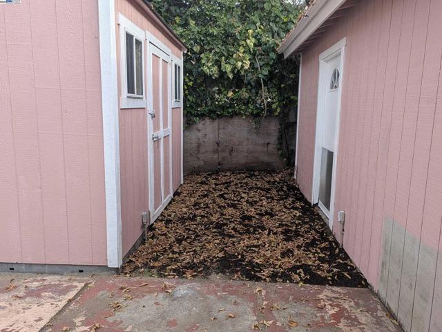 7818 Arthur St, Oakland CA: https://media.crmls.org/mediaz/401b46b7-f745-4ca9-876a-551c080be5a0.jpg