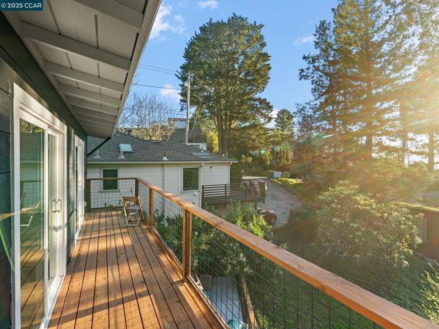 230 Fairlawn Dr, Berkeley CA: https://media.crmls.org/mediaz/401be8fb-43b0-4c80-a309-25d8982fd08c.jpg