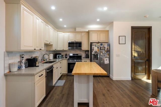 13800 Erwin Street photo 34