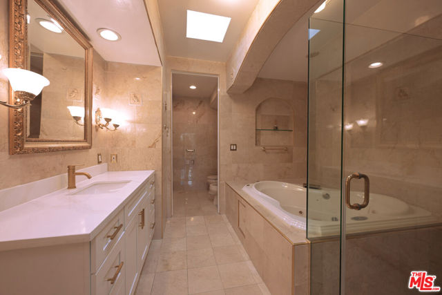 234 S Gale Drive, Beverly Hills CA: https://media.crmls.org/mediaz/401c9164-3327-4047-b792-c20670eacf57.jpg