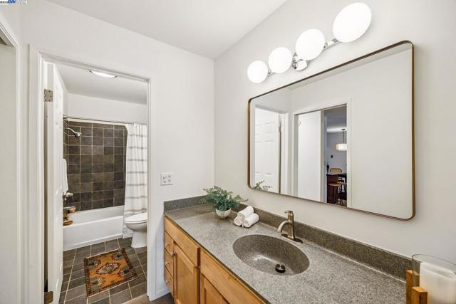 950 Shorepoint Ct, Alameda CA: https://media.crmls.org/mediaz/401d3151-4927-4b5b-919d-b0fe160767f5.jpg