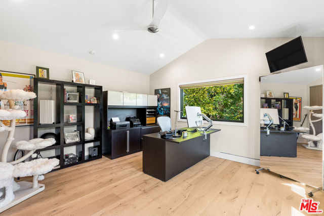 4961 Noeline Avenue, Encino CA: https://media.crmls.org/mediaz/401dd1a7-6eca-40bb-be88-4d397aebb216.jpg