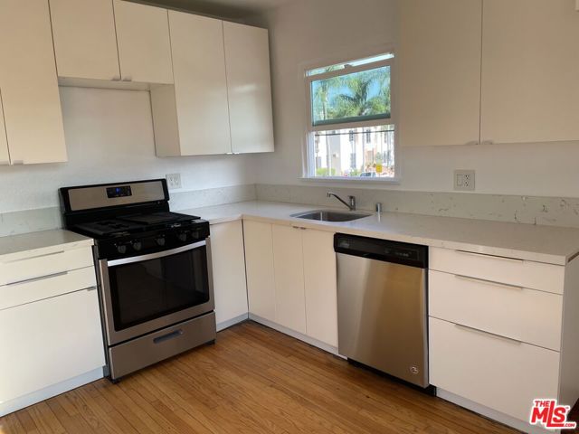 368 N GENESEE Avenue, Los Angeles CA: https://media.crmls.org/mediaz/401e9a4c-f1be-4718-b6f4-68e36c1f3f9e.jpg