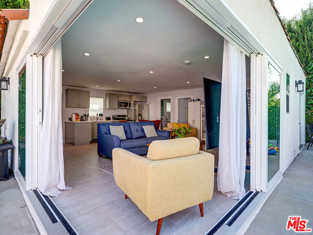 1019 S Rimpau Boulevard, Los Angeles CA: https://media.crmls.org/mediaz/401ef023-d19b-43e8-8140-7b9cf580567a.jpg