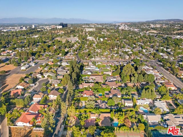 22910 Collins Street, Woodland Hills CA: https://media.crmls.org/mediaz/401f0c00-e33e-40eb-bbac-4998ecb353f6.jpg