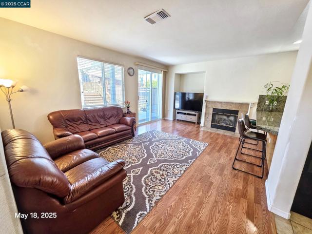 881 Meadow View Dr, Richmond CA: https://media.crmls.org/mediaz/401f2390-8a06-4fd8-bb82-814ba5f716c7.jpg