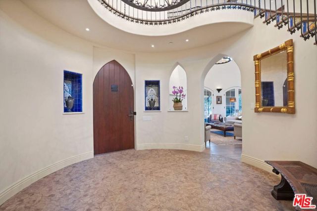 29549 Harvester Road, Malibu CA: https://media.crmls.org/mediaz/401f32f6-038e-4b38-bff5-e7c2b44d0251.jpg