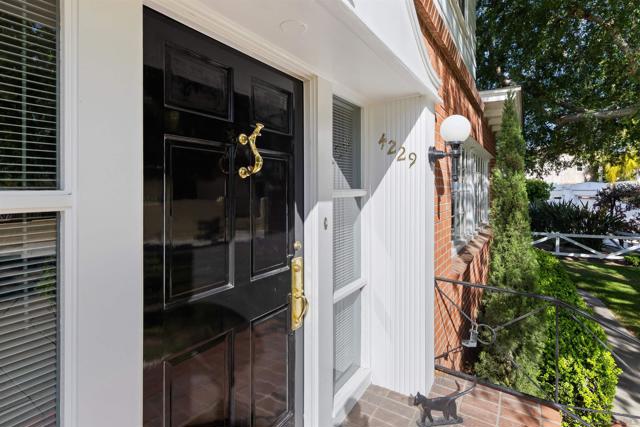 4229 Saint James Place, San Diego CA: https://media.crmls.org/mediaz/401f3503-ef0d-486c-93e3-672728d93fac.jpg