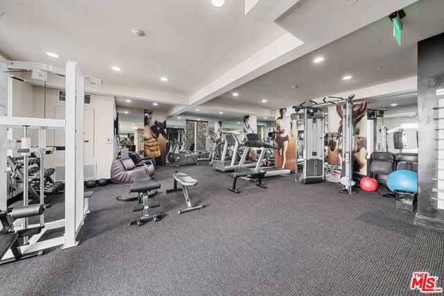 1318 Roxbury Drive, Los Angeles CA: https://media.crmls.org/mediaz/401fcc6e-a6a3-4833-b85a-8931223be370.jpg