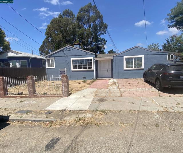 2221 80Th Ave, Oakland CA: https://media.crmls.org/mediaz/40204343-fc4c-4974-bbf9-c71fecf936e9.jpg