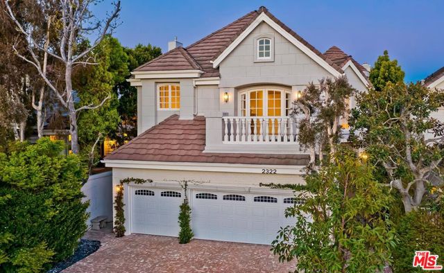 2322 Canyonback Road, Los Angeles CA: https://media.crmls.org/mediaz/4020e115-341a-4a0b-8828-c21f0d3875fa.jpg