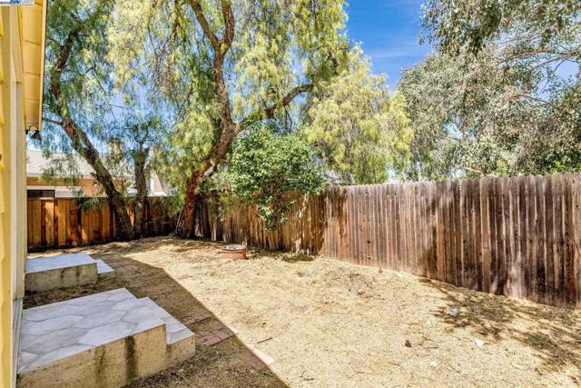 2056 Elm St, Livermore CA: https://media.crmls.org/mediaz/4020ed03-93af-4375-a62f-d88a3ffdbdbf.jpg