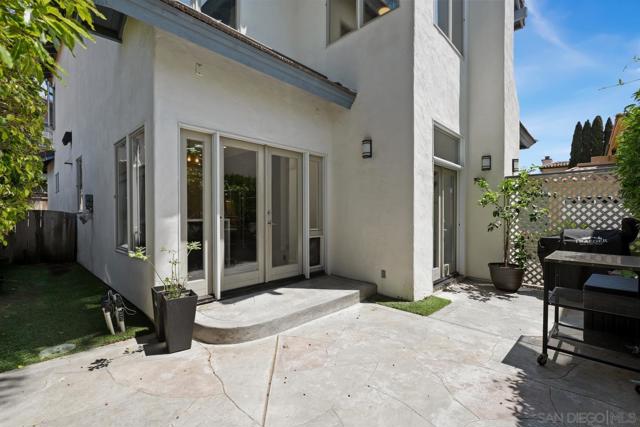 716 Glenview Ln, La Jolla CA: https://media.crmls.org/mediaz/40211567-e11a-4b05-afe2-9629b19b2159.jpg