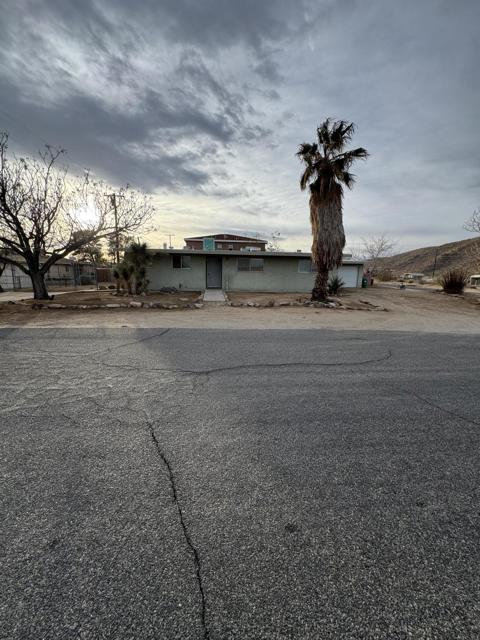 5958 El Reposo Street, Joshua Tree CA: https://media.crmls.org/mediaz/40216762-f827-4031-a4fb-774979d8f57b.jpg
