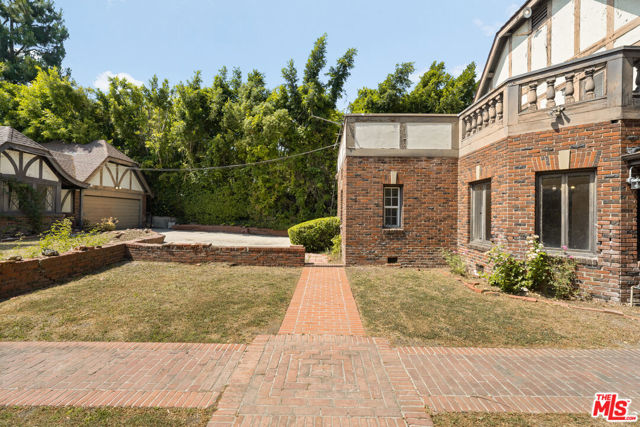443 S June Street, Los Angeles CA: https://media.crmls.org/mediaz/4021b797-004b-4238-9324-982386e4db16.jpg