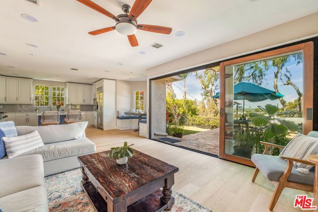 3942 Glenridge Drive, Sherman Oaks CA: https://media.crmls.org/mediaz/4021f3e8-6623-4985-b7be-3ab814e15241.jpg