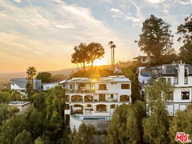 1380 Summitridge Place, Beverly Hills CA: https://media.crmls.org/mediaz/4023b84b-fed7-4985-ac85-8ef5434c5219.jpg