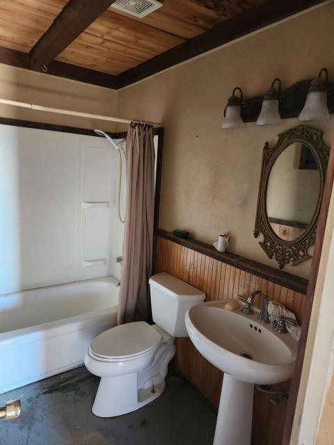 59318 Sunny Sands Drive, Yucca Valley CA: https://media.crmls.org/mediaz/4024f65d-87ba-4b2b-9000-076fd8686409.jpg