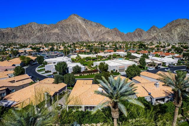 48205 Vista De Nopal, La Quinta CA: https://media.crmls.org/mediaz/4024f9a2-fac2-4679-a6fd-9b163e1680bd.jpg