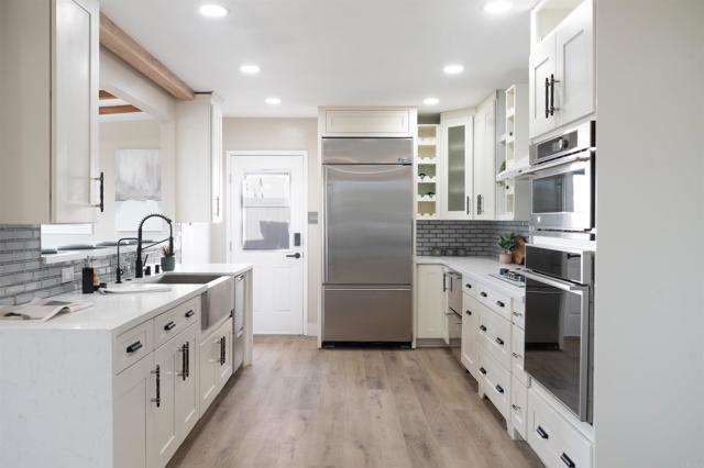 Detail Gallery Image 2 of 23 For 2560 Aaron Ct, San Diego,  CA 92105 - 3 Beds | 2/1 Baths