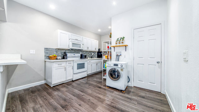 217 Columbia Place, Los Angeles CA: https://media.crmls.org/mediaz/40269da1-fc78-4589-80f2-f2aa1237f2b8.jpg