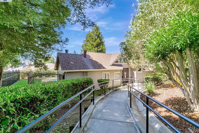 636 Praderia Cir, Fremont CA: https://media.crmls.org/mediaz/40269ec9-bfeb-4653-93f7-967b9b954dc4.jpg