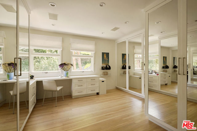 10660 Somma Way, Los Angeles CA: https://media.crmls.org/mediaz/4026ce34-8851-4cd2-b84a-7015ceaeb300.jpg
