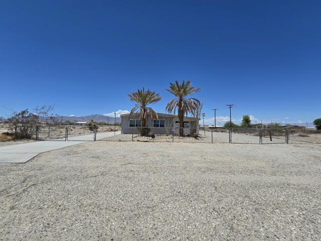 2655 Sea Wind Avenue, Thermal CA: https://media.crmls.org/mediaz/40284be5-e9af-4d88-9d31-975c1cb6cc53.jpg