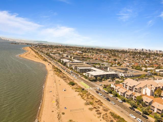 2101 Shore Line Drive, Alameda CA: https://media.crmls.org/mediaz/4028c66b-cf0d-494a-a7ad-d2e172fa2e77.jpg