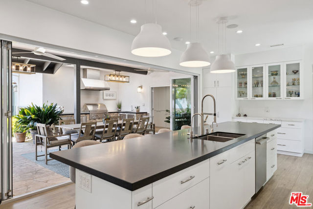 18141 Green Meadow Drive, Encino CA: https://media.crmls.org/mediaz/40297e54-1ef9-4c70-a125-c850af0f8ba9.jpg