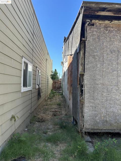 39 Main St, Isleton CA: https://media.crmls.org/mediaz/40299824-103c-494a-9062-e63230a6a1f5.jpg