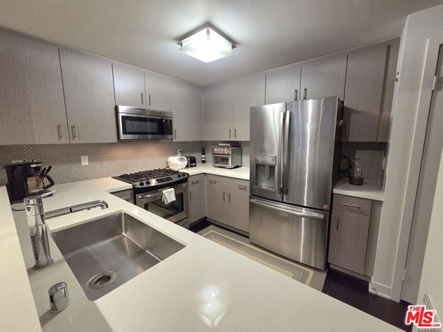 436 S Virgil Avenue, Los Angeles CA: https://media.crmls.org/mediaz/402a0d77-4fec-4796-a728-f47dfdc3e693.jpg